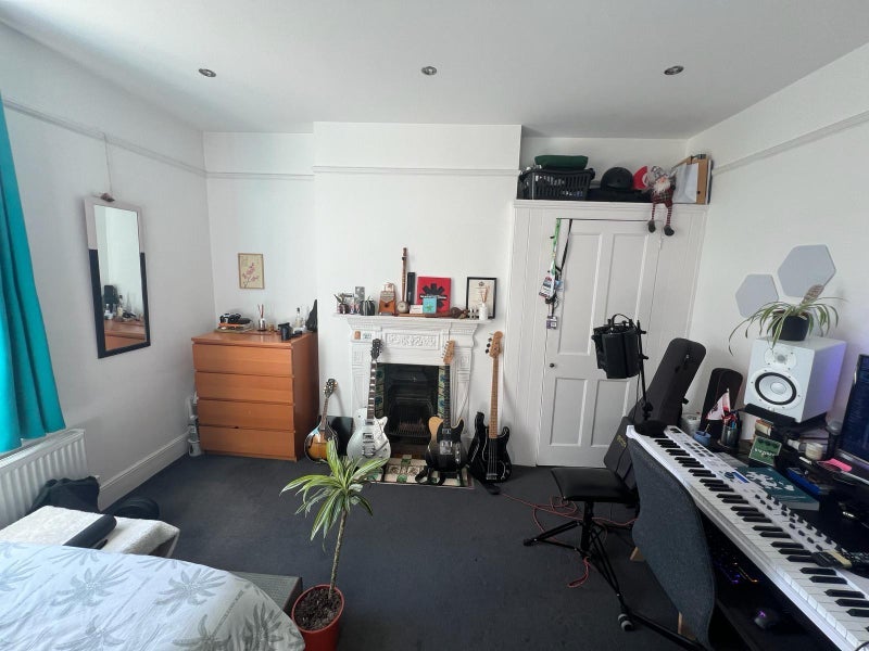 Room Idmiston Road in Greater London