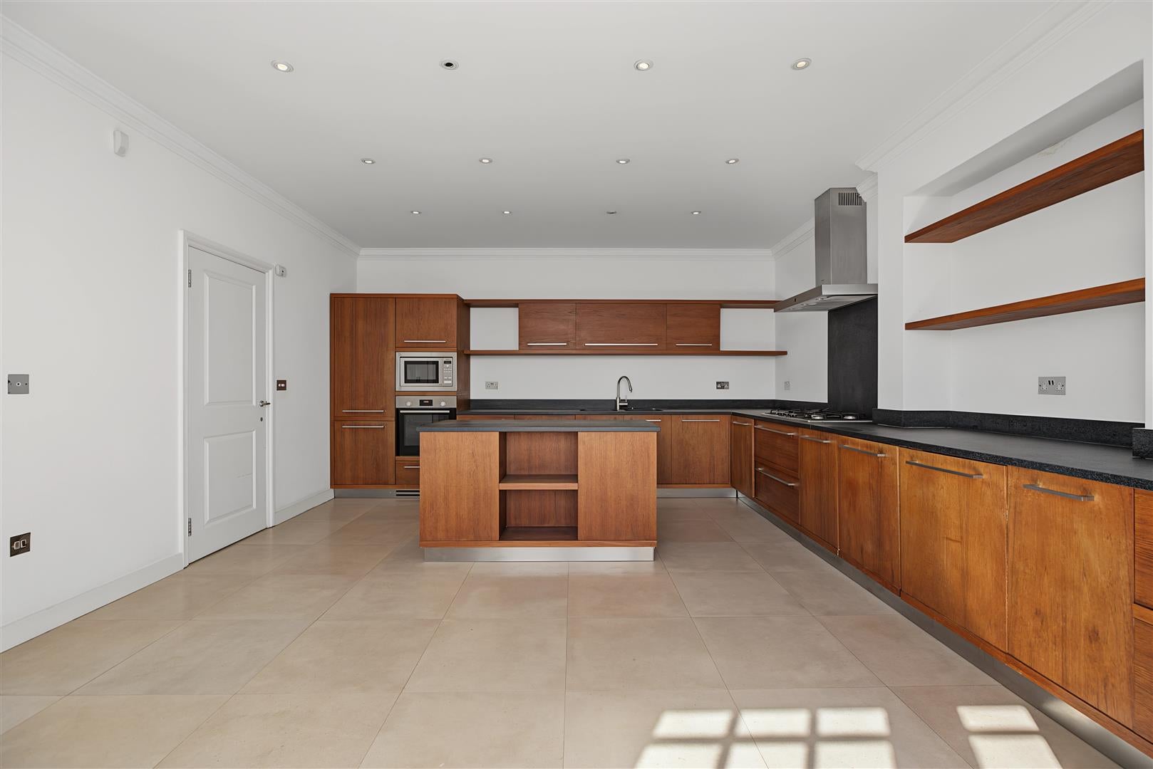 Flat Bracknell Gardens in London