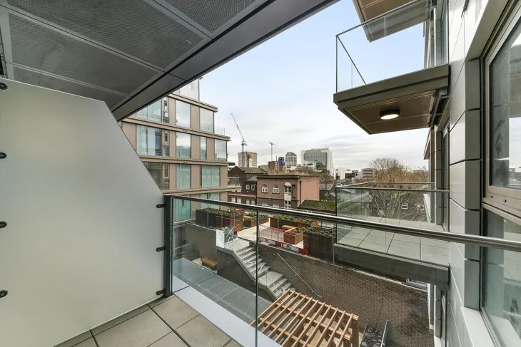 Flat Bridle Mews in Greater London