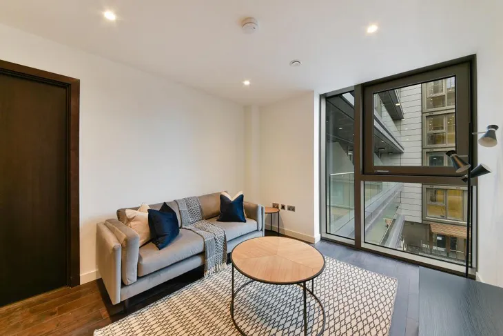 Flat Bridle Mews in Greater London