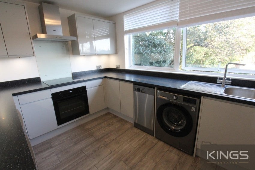 Flat Bassett Avenue in Southampton