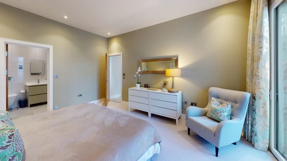 House Bramcote Road in Greater London