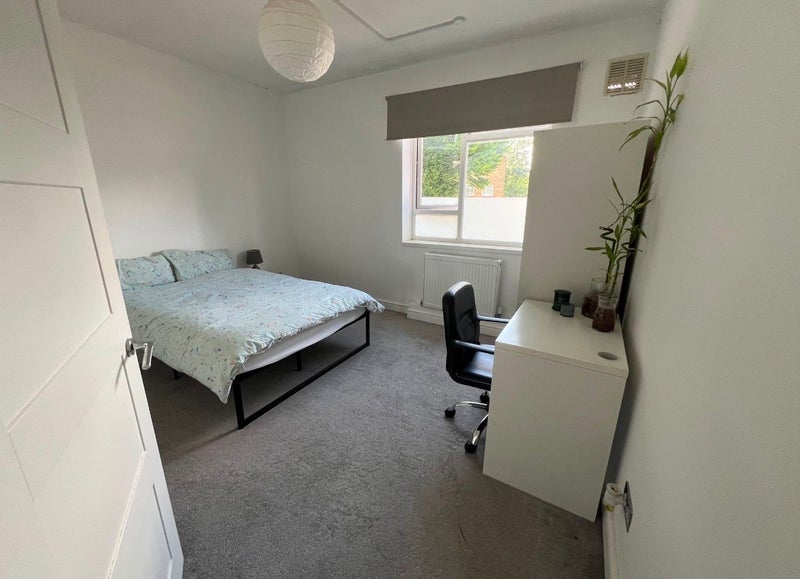 Room Shardeloes Road in Greater London