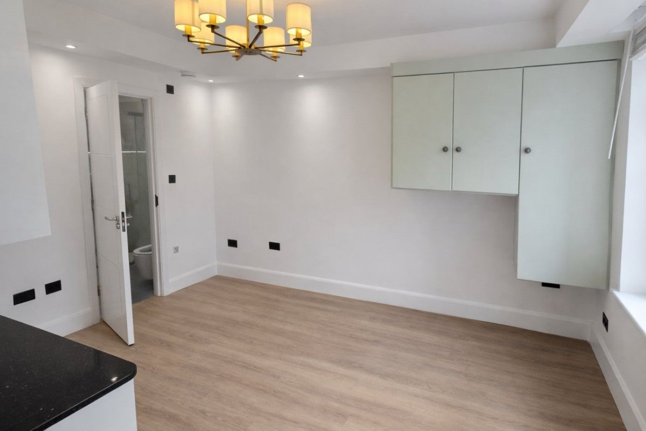 Flat Banstock Road in Greater London