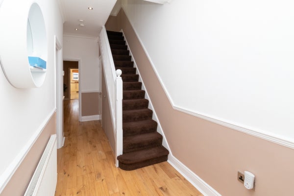 Flat Melrose Avenue in London
