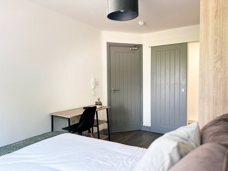 Room Manor Grove in Wakefield