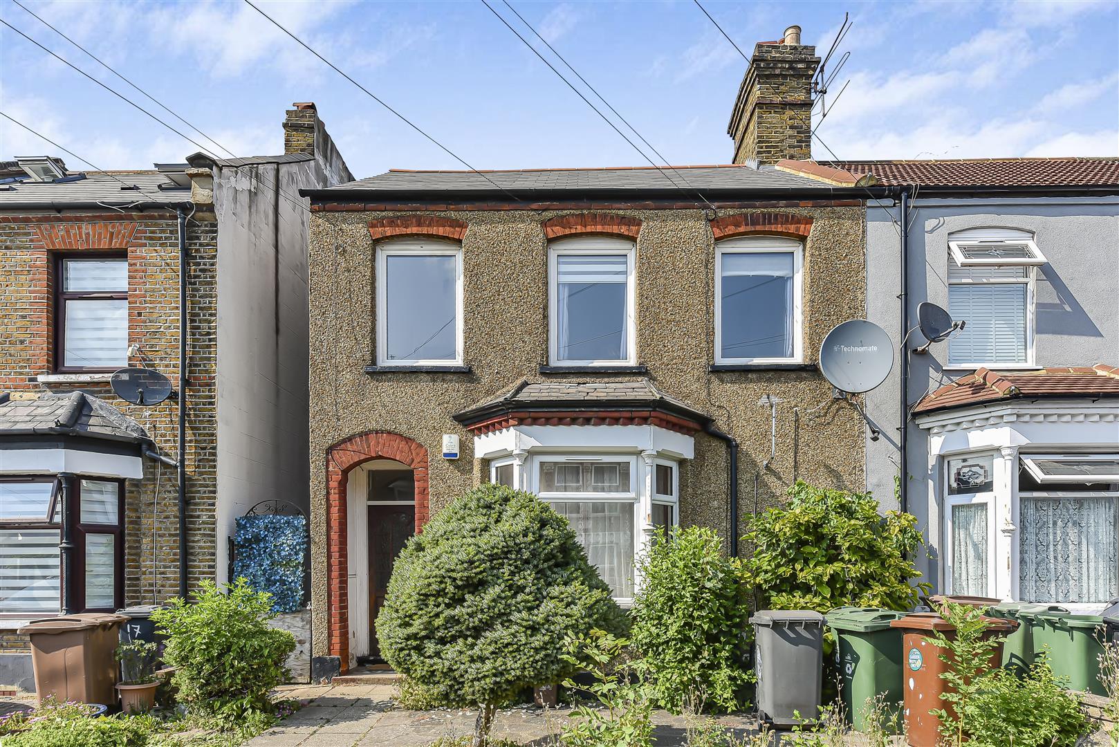 Flat Ainslie Wood Road in Greater London
