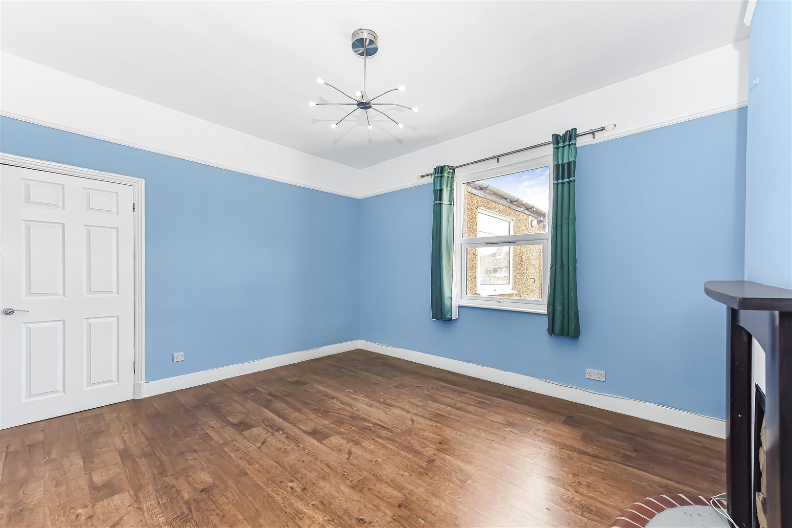 Flat Ainslie Wood Road in Greater London
