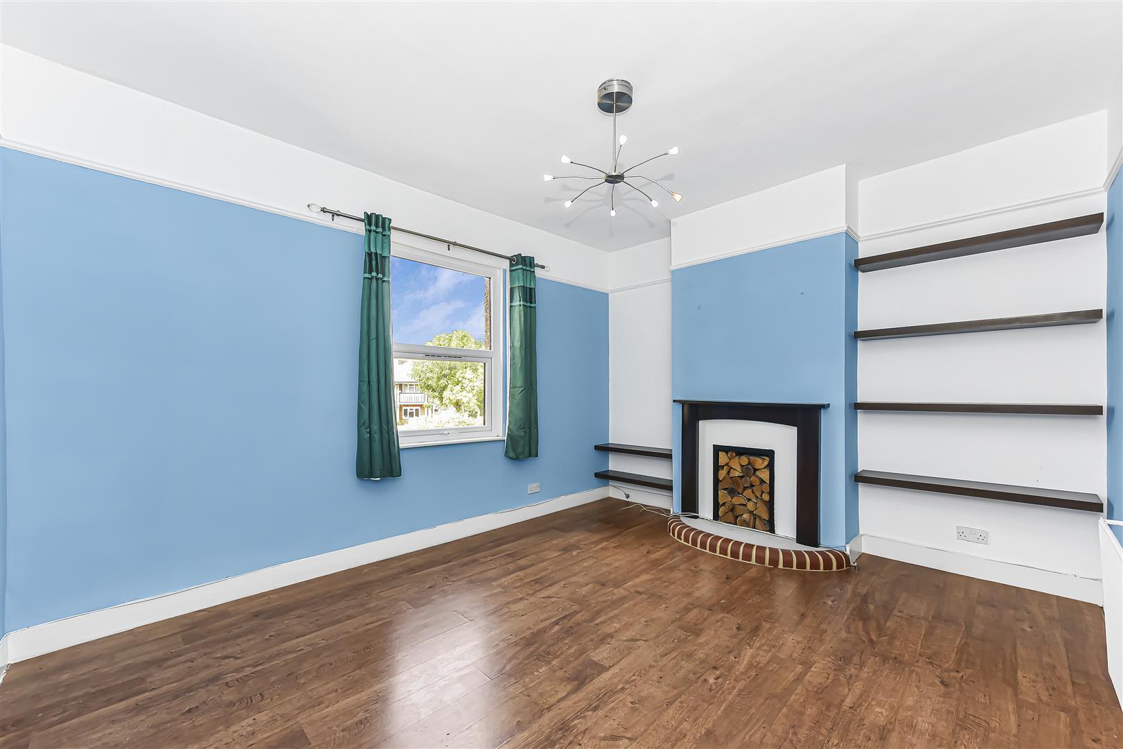 Flat Ainslie Wood Road in Greater London