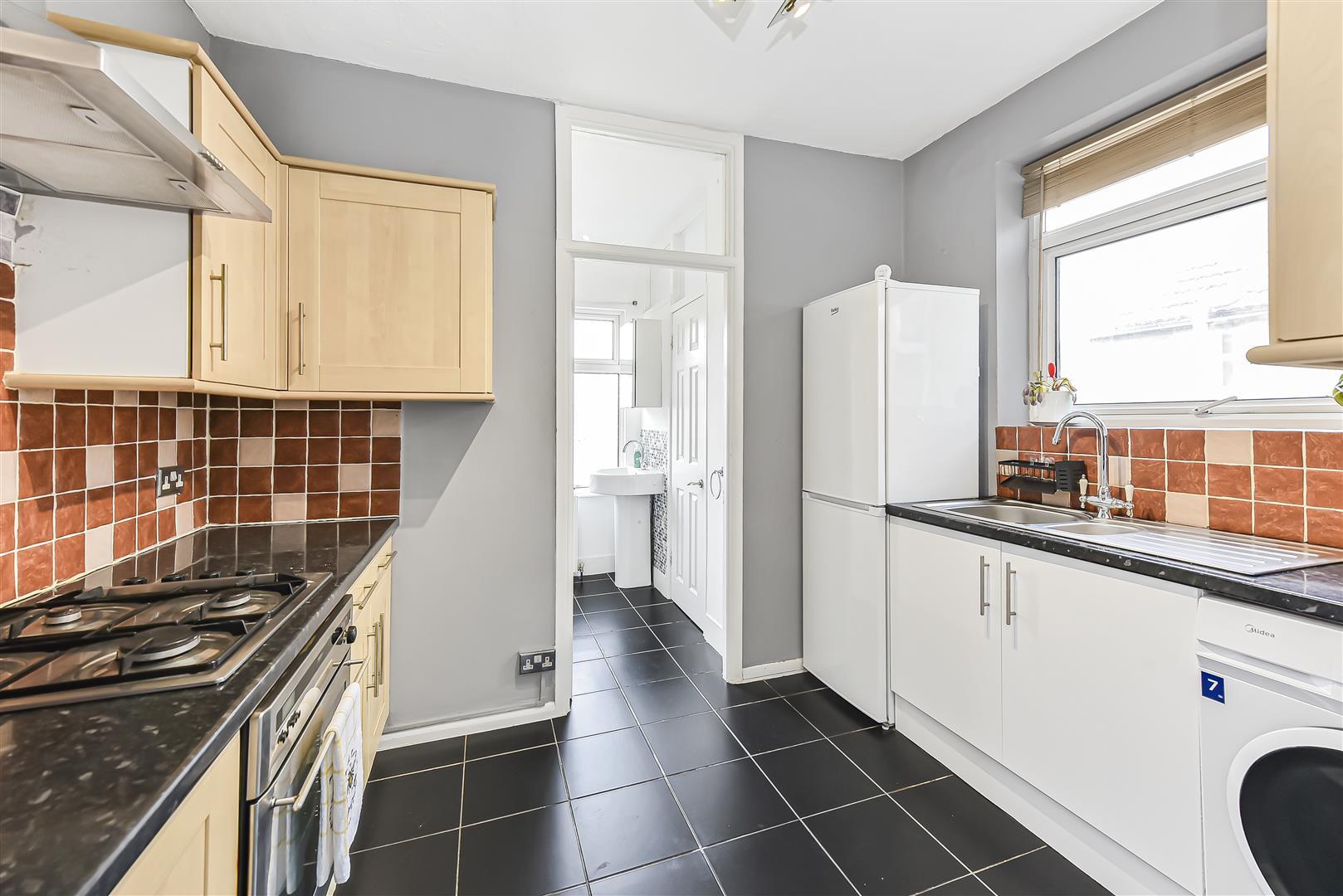 Flat Ainslie Wood Road in Greater London