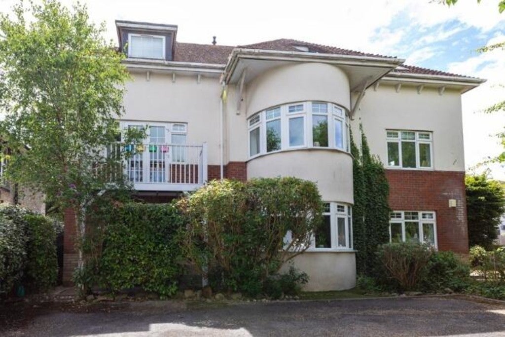 Flat Queens Park South Drive in Bournemouth