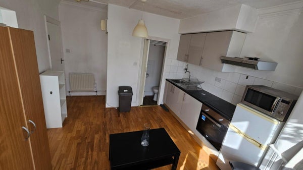 Flat Rosebank Avenue in London