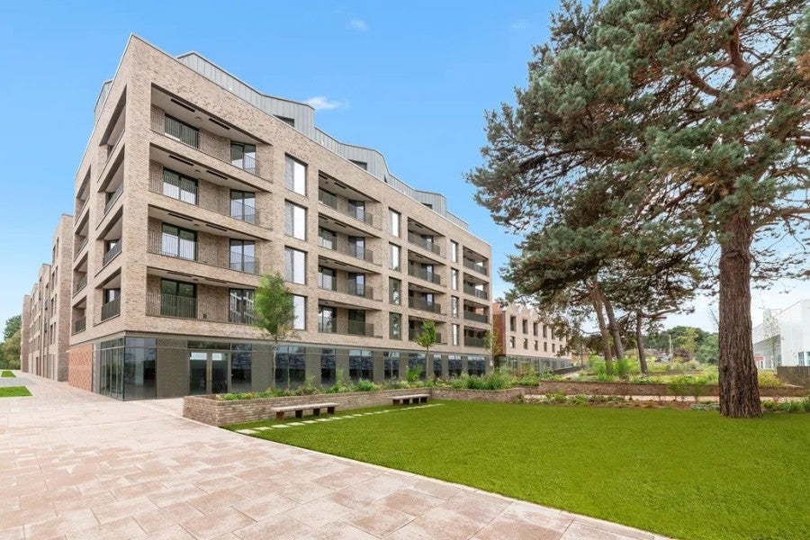 Flat Dartmouth Avenue in Woking