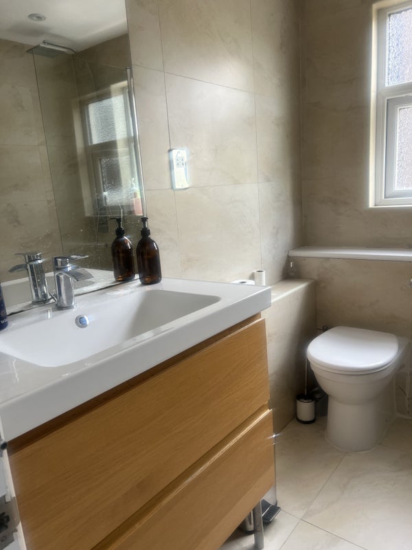 Room Fairbridge Road in Greater London