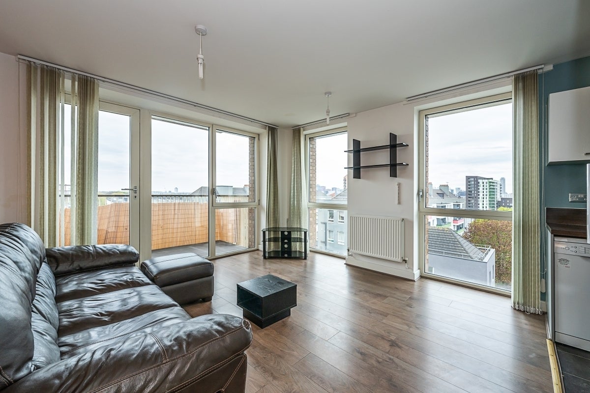 Flat Oxley Square in Greater London