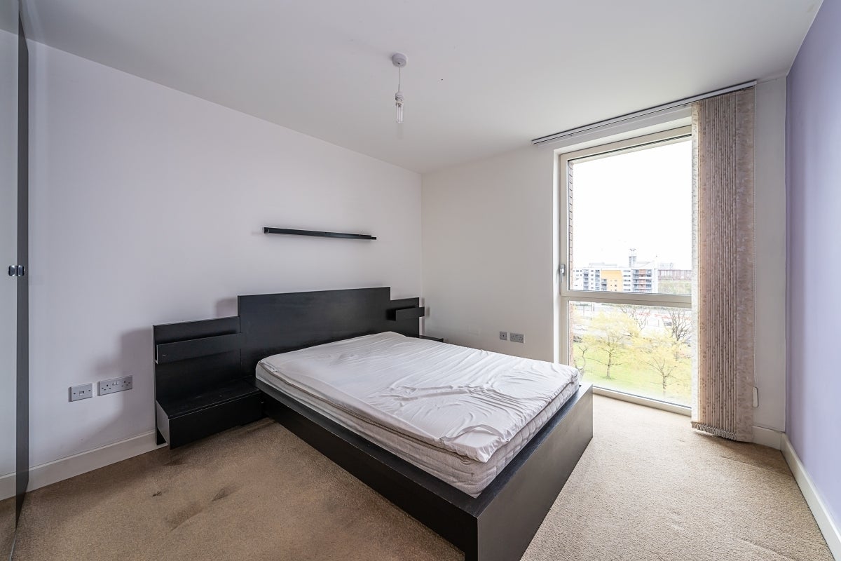 Flat Oxley Square in Greater London