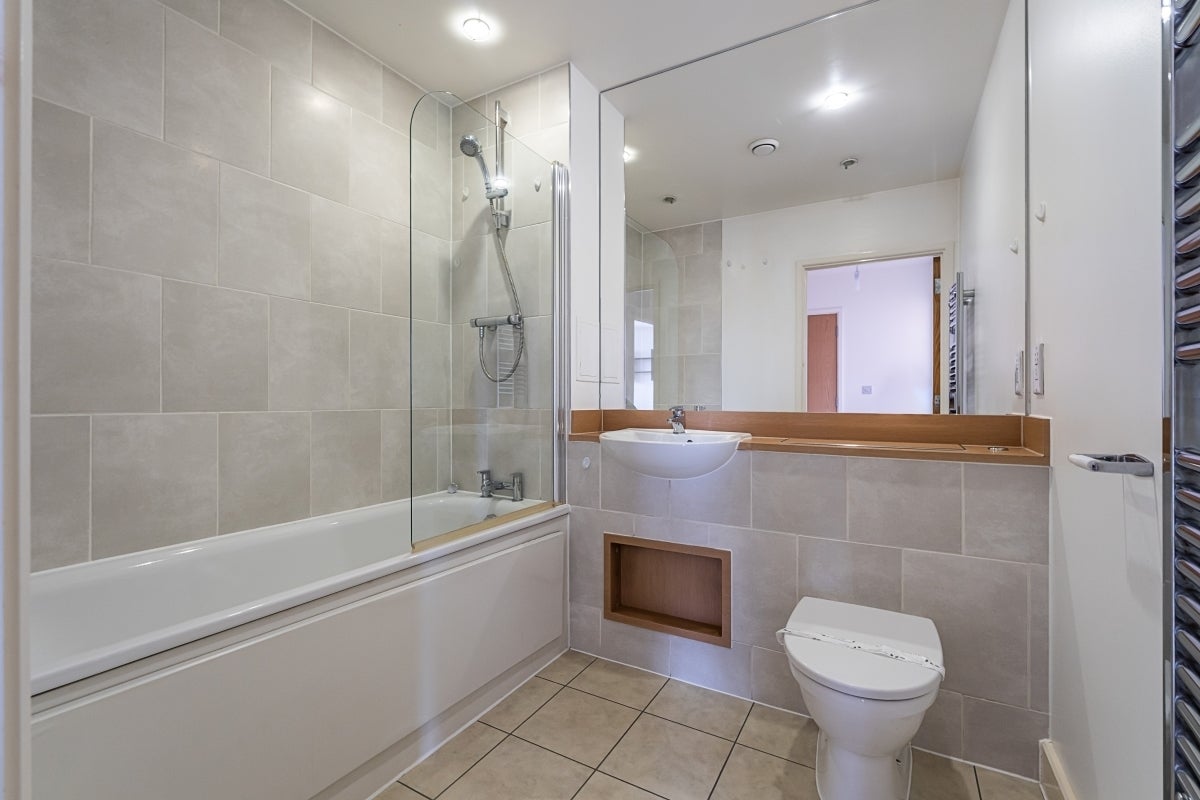 Flat Oxley Square in Greater London