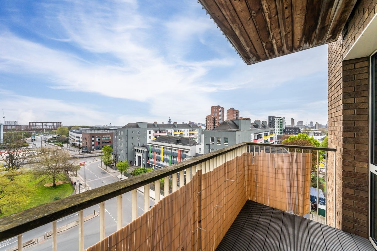 Flat Oxley Square in Greater London