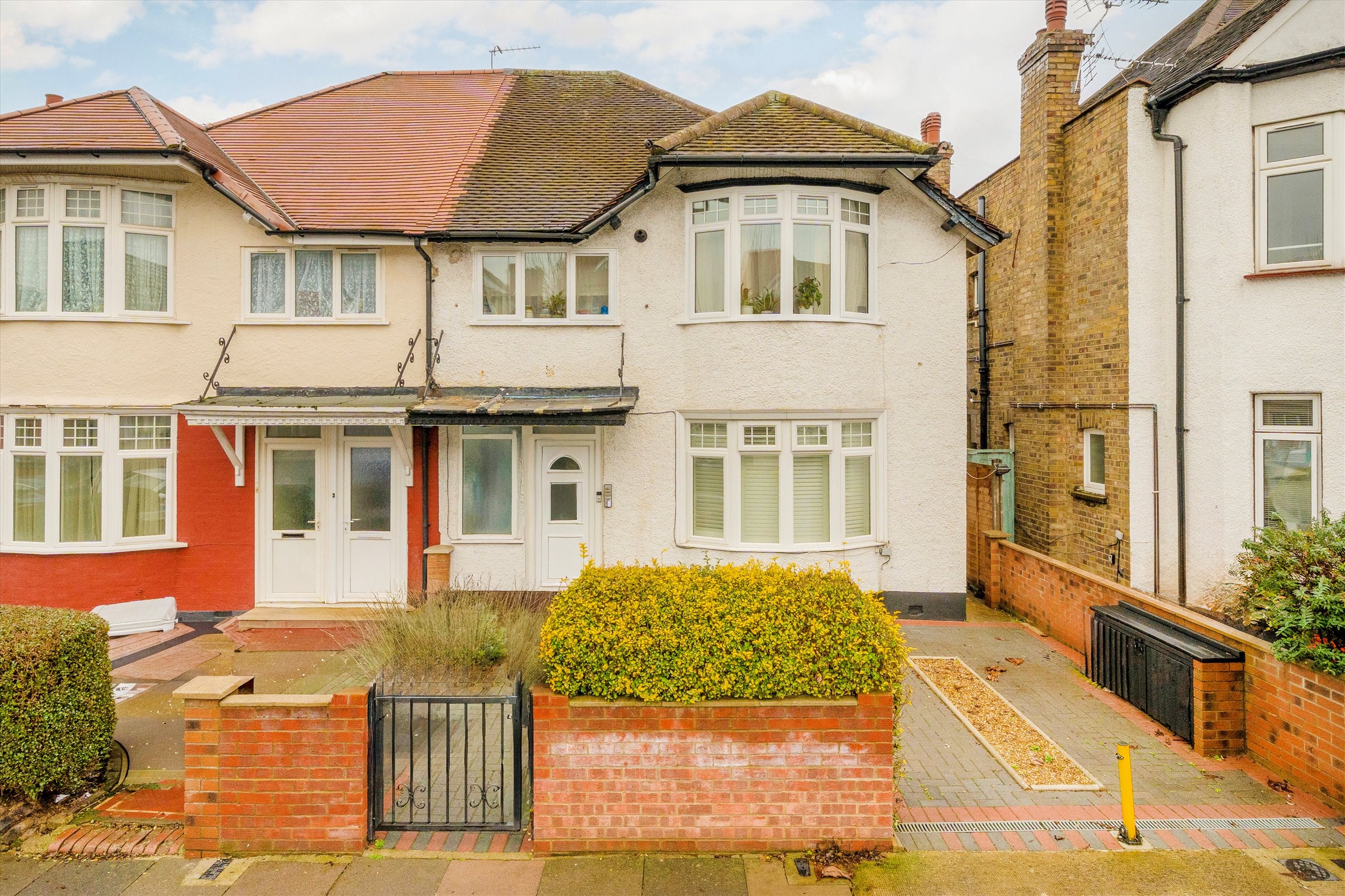 Flat Melrose Avenue in Greater London