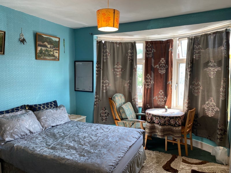Room West Green Road in Greater London