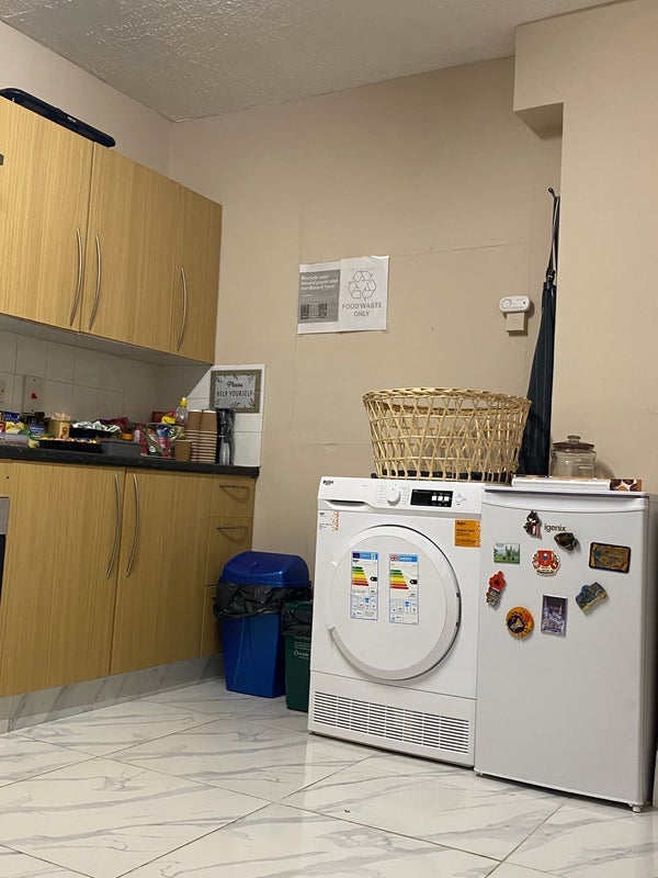 Room West Green Road in Greater London