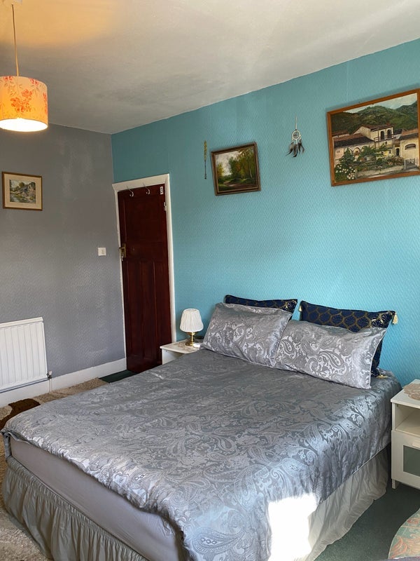 Room West Green Road in Greater London