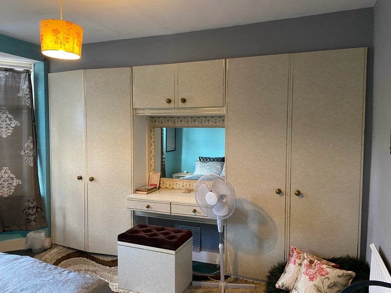 Room West Green Road in Greater London