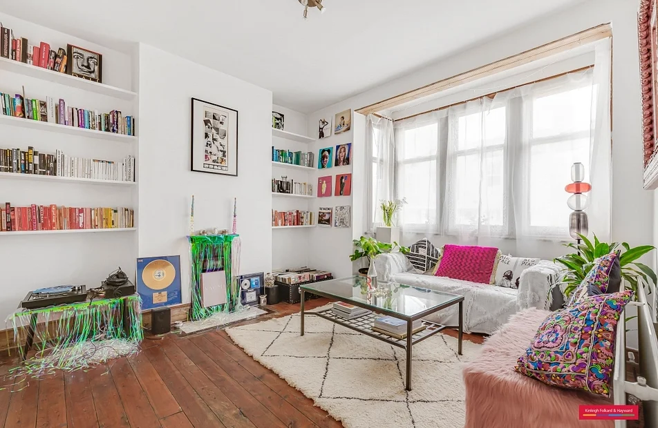 Flat Dumbarton Road in Greater London