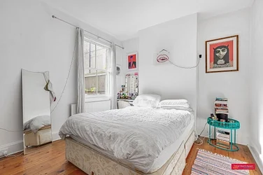 Flat Dumbarton Road in Greater London