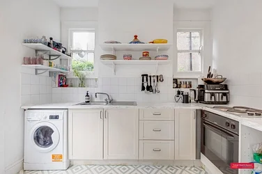 Flat Dumbarton Road in Greater London