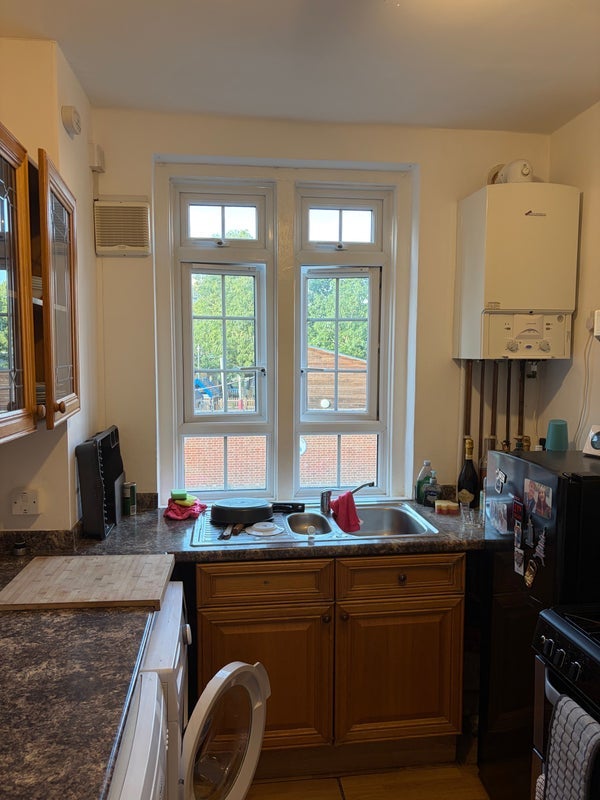 Room Hazelhurst Road in Greater London