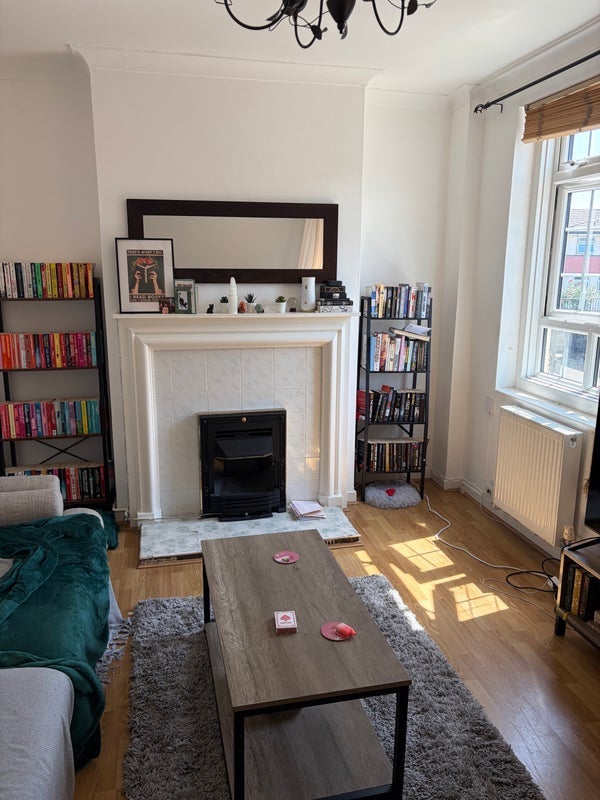 Room Hazelhurst Road in Greater London