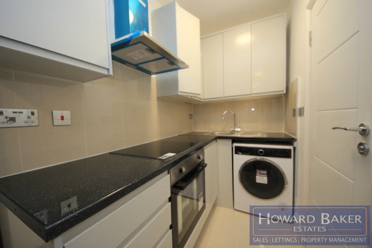 Flat De Havilland Road in Greater London