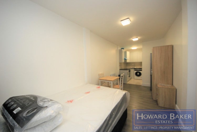 Flat De Havilland Road in Greater London