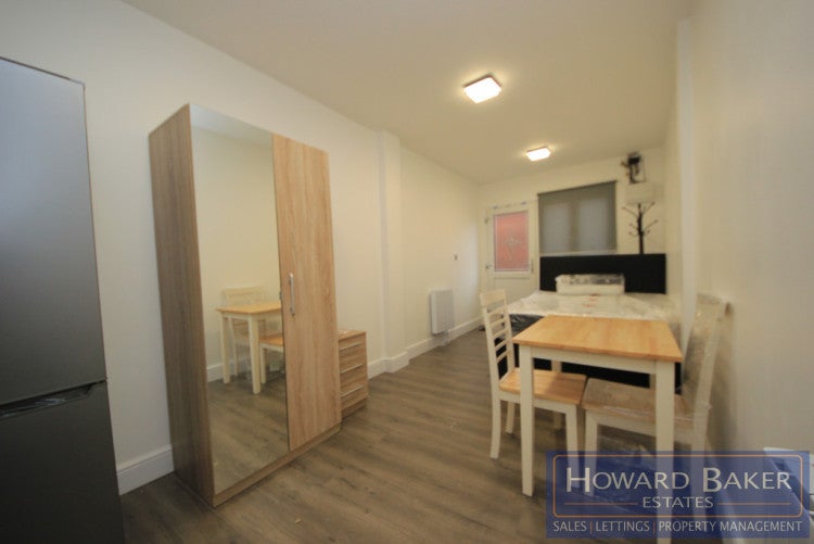 Flat De Havilland Road in Greater London