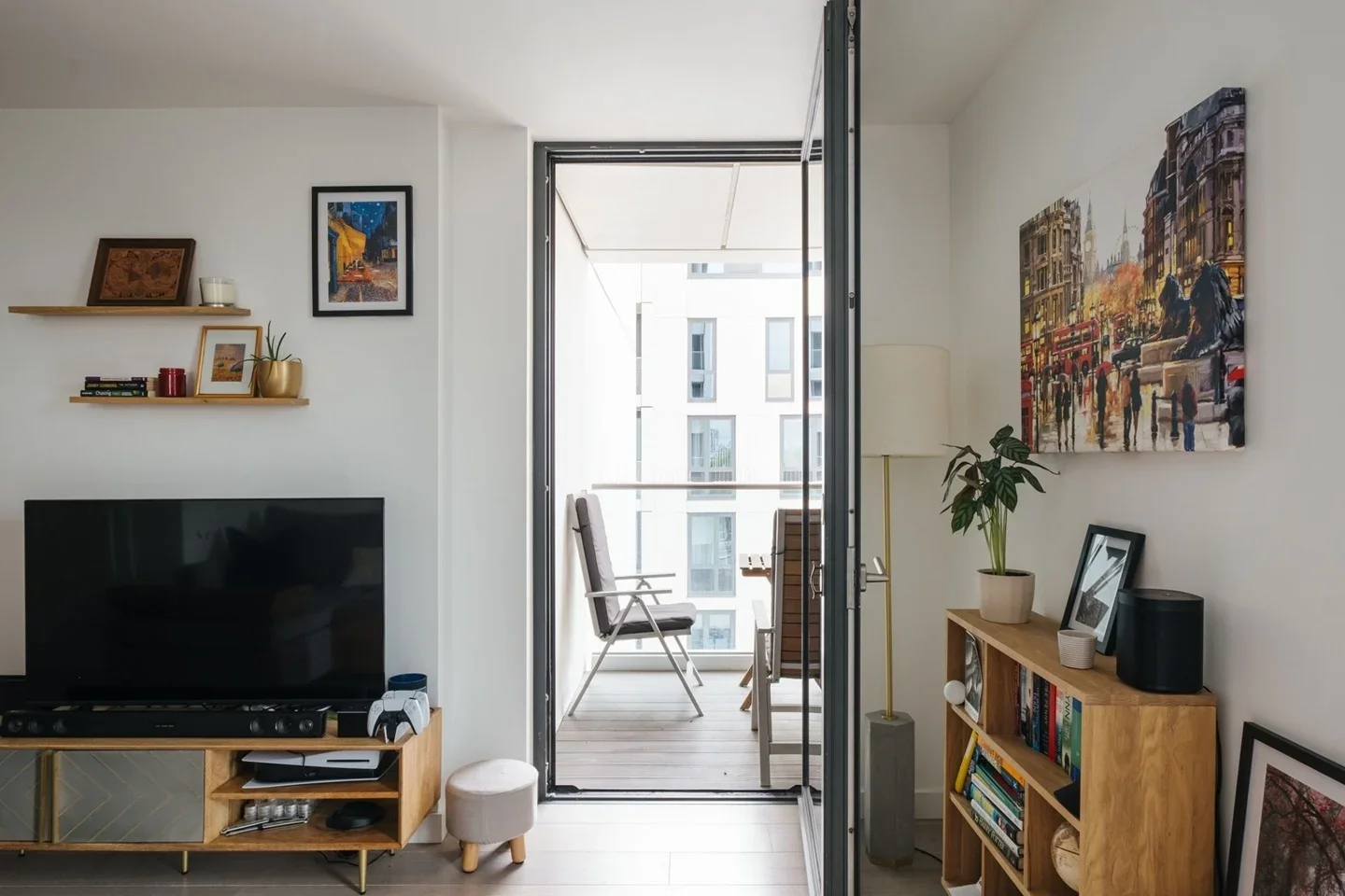 Flat City North Place in Greater London