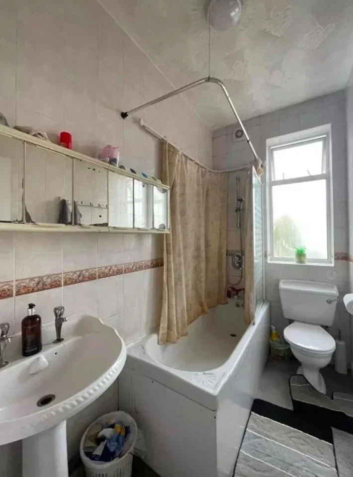 Room Colinton Road in Greater London