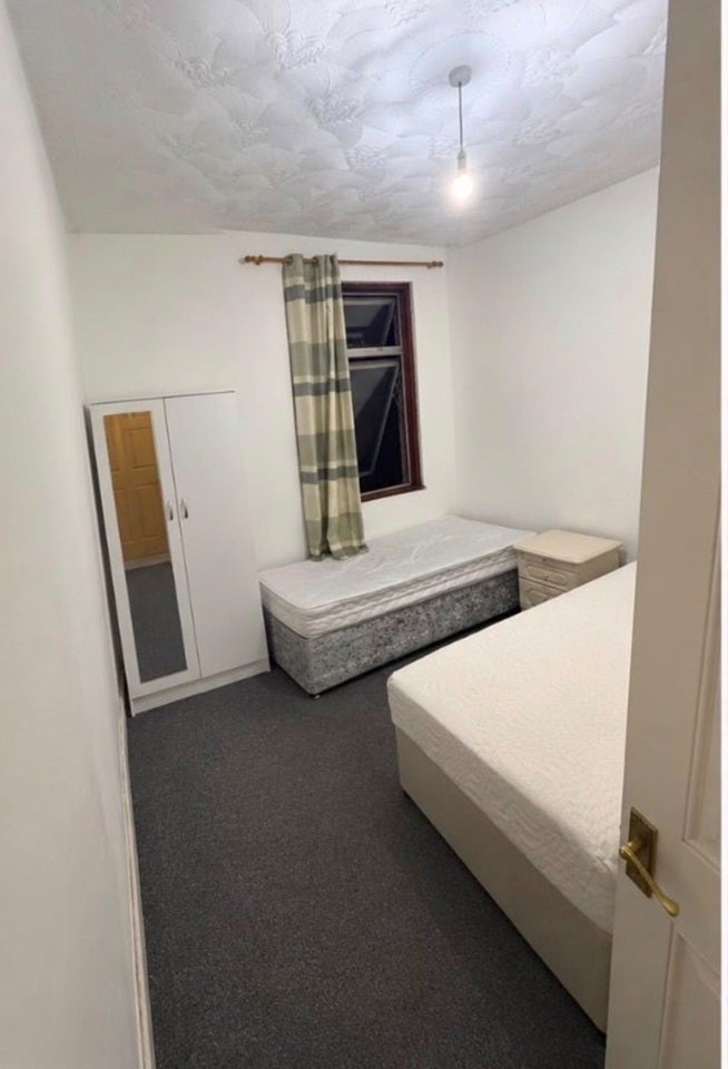 Room Colinton Road in Greater London