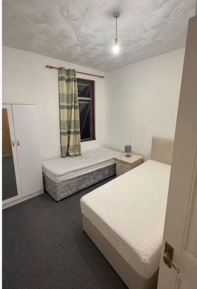 Room Colinton Road in Greater London