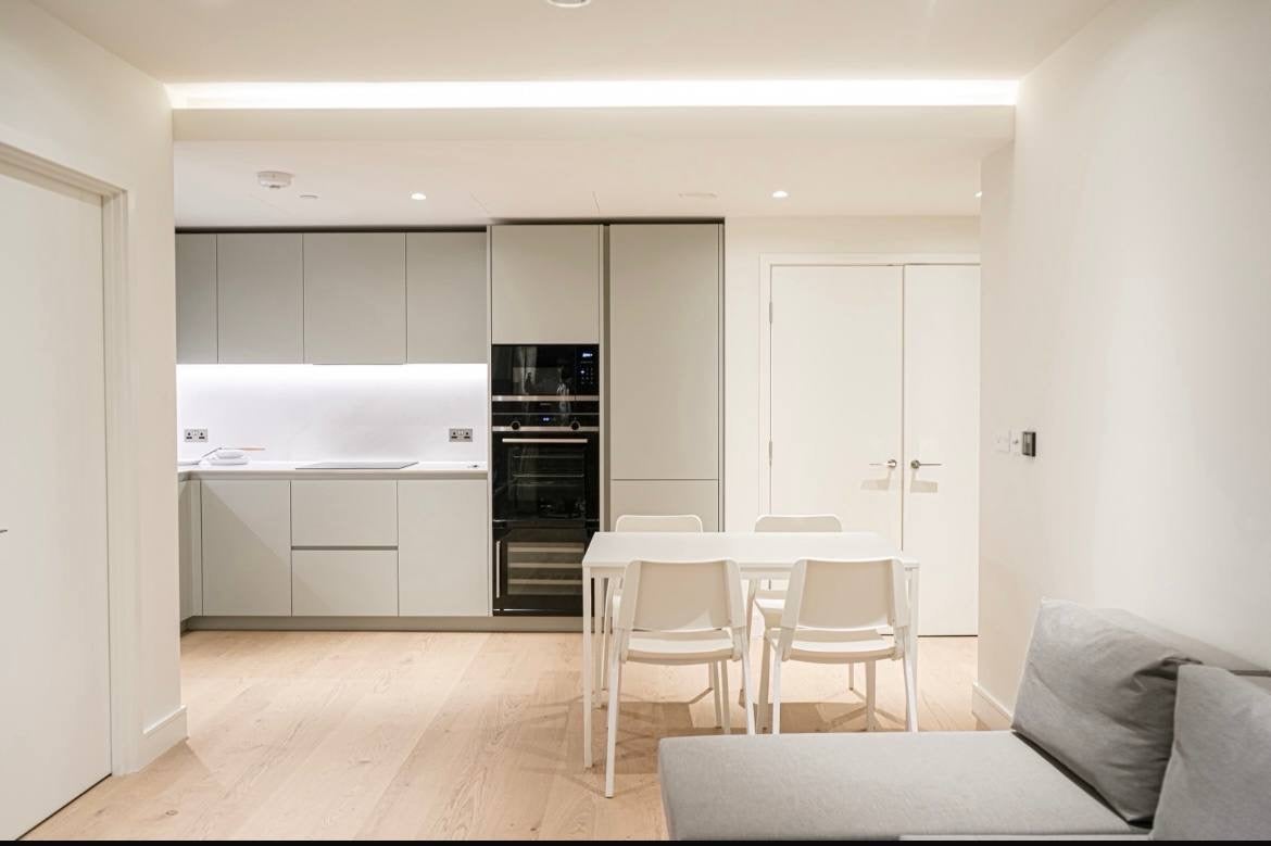 Flat Blackwall Way in Greater London