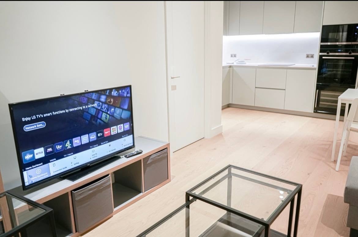 Flat Blackwall Way in Greater London