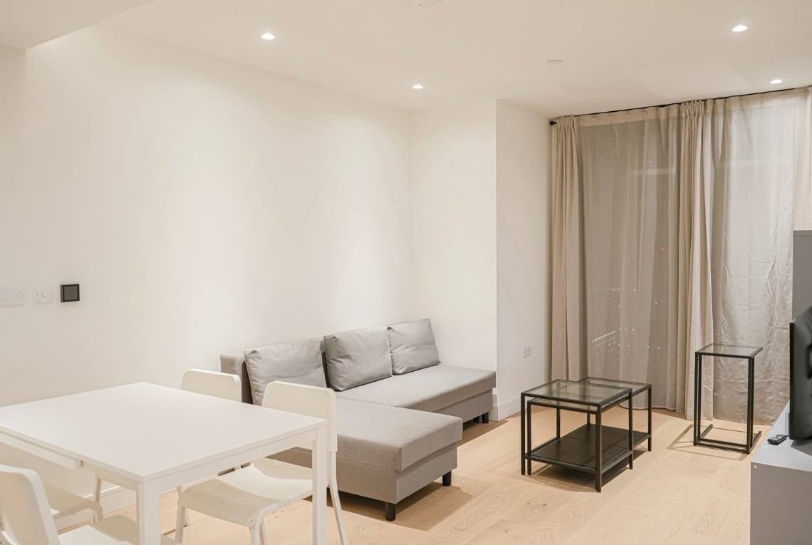 Flat Blackwall Way in Greater London