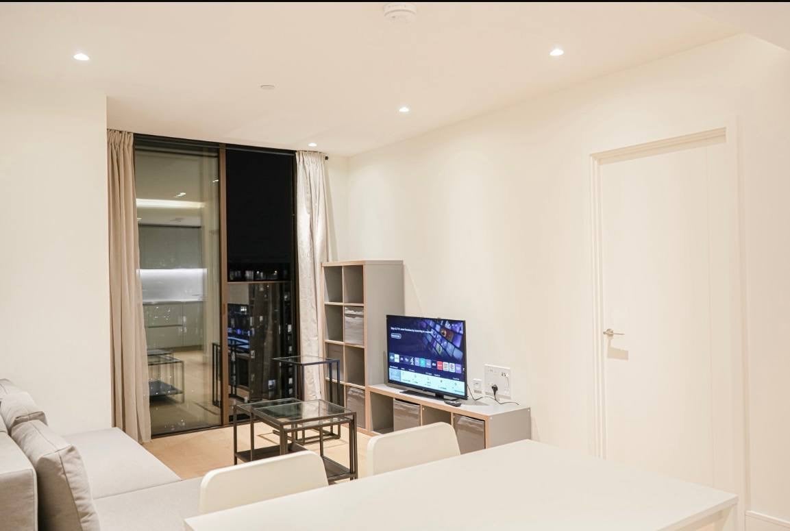 Flat Blackwall Way in Greater London