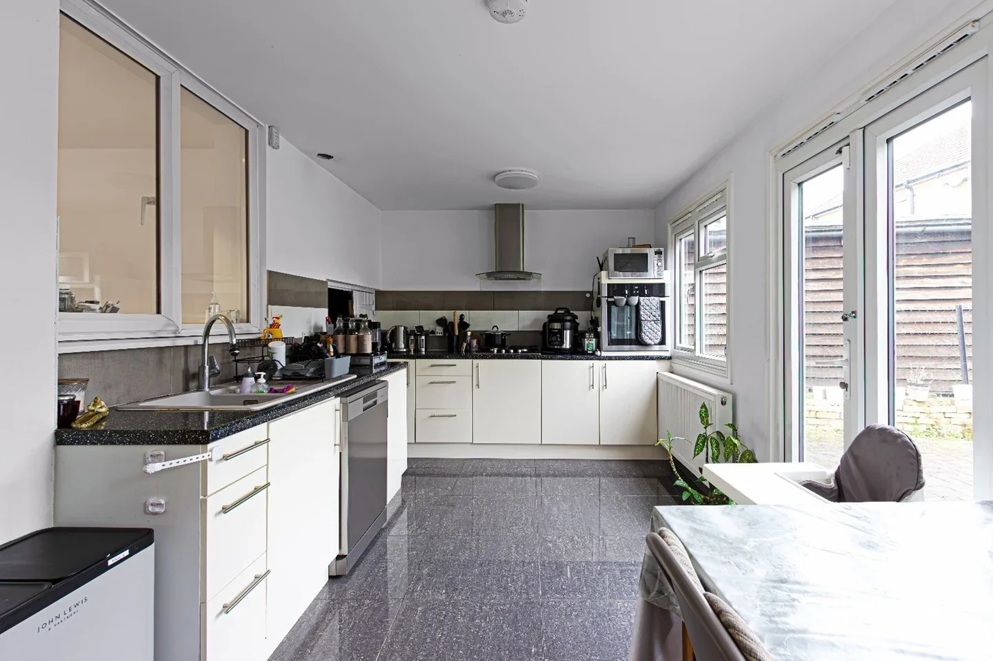 House Charlbury Avenue in Greater London