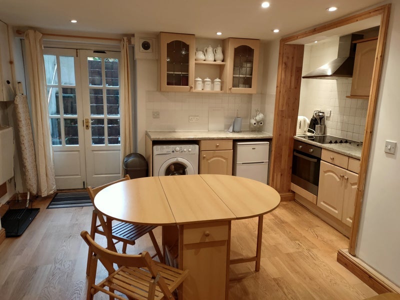 Room Broomgrove Road in Sheffield