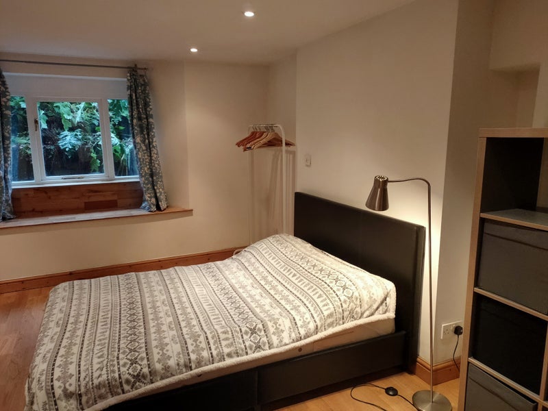 Room Broomgrove Road in Sheffield