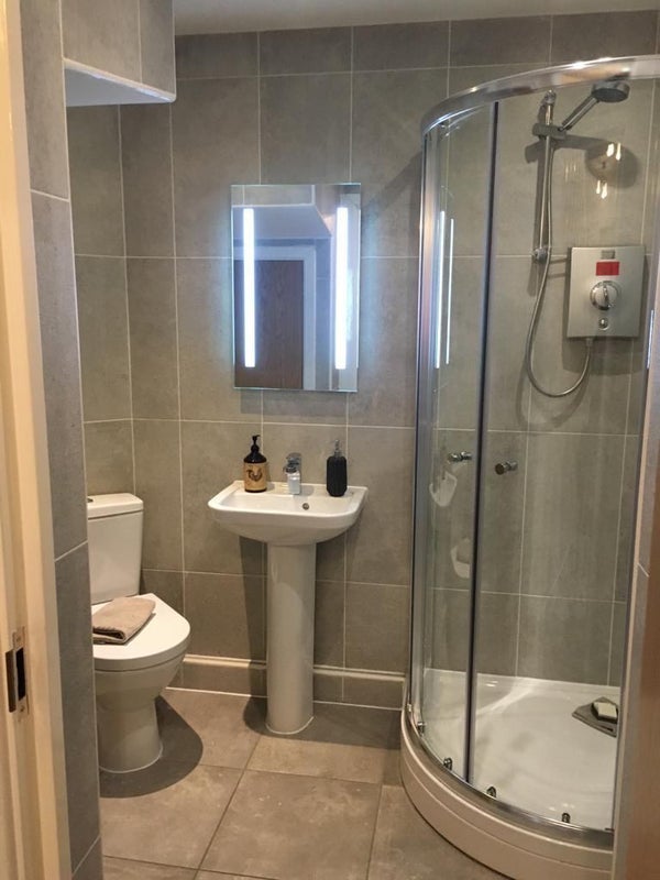 Room Carnforth Avenue in Wakefield