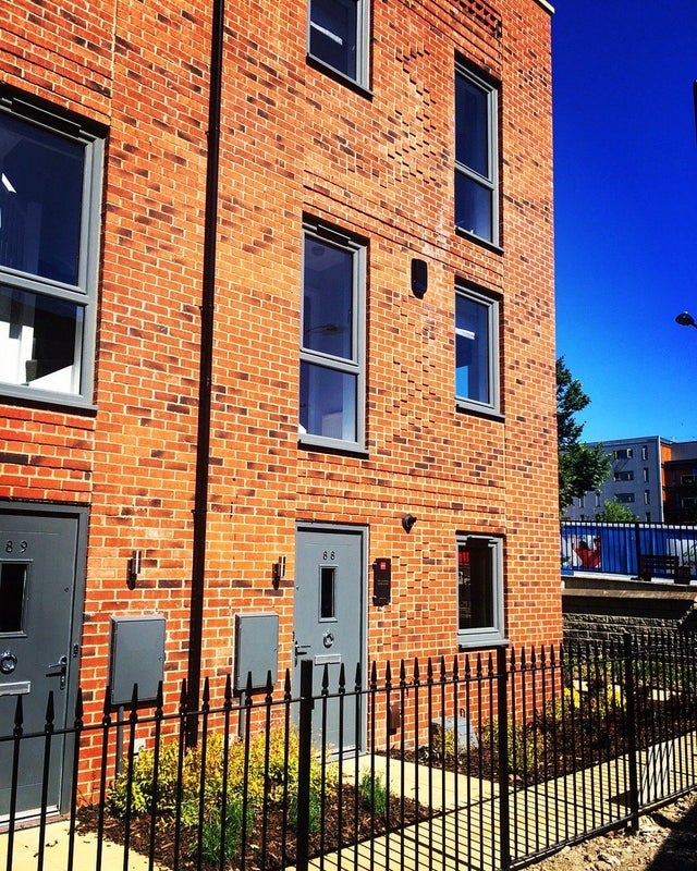 Room Carnforth Avenue in Wakefield