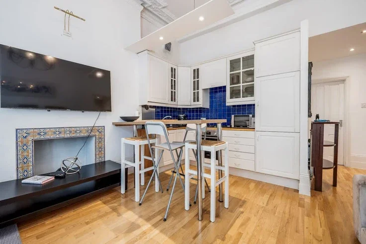 Flat Warwick Road in Greater London