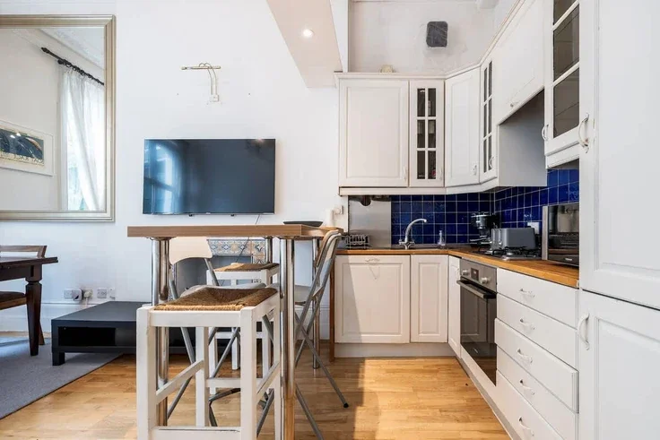 Flat Warwick Road in Greater London